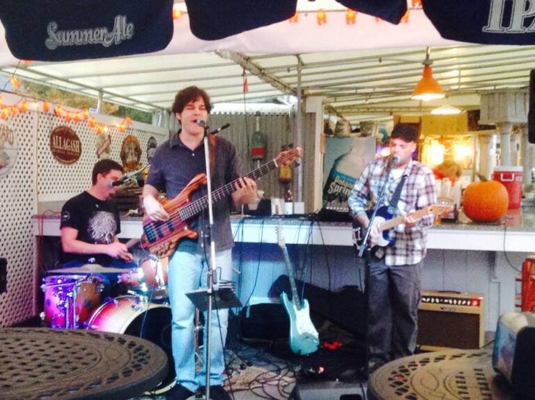 LIVE MUSIC: The Grumps