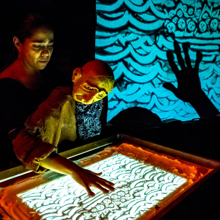 “MIGRACIONES / MIGRATIONS” by Paradox Teatro